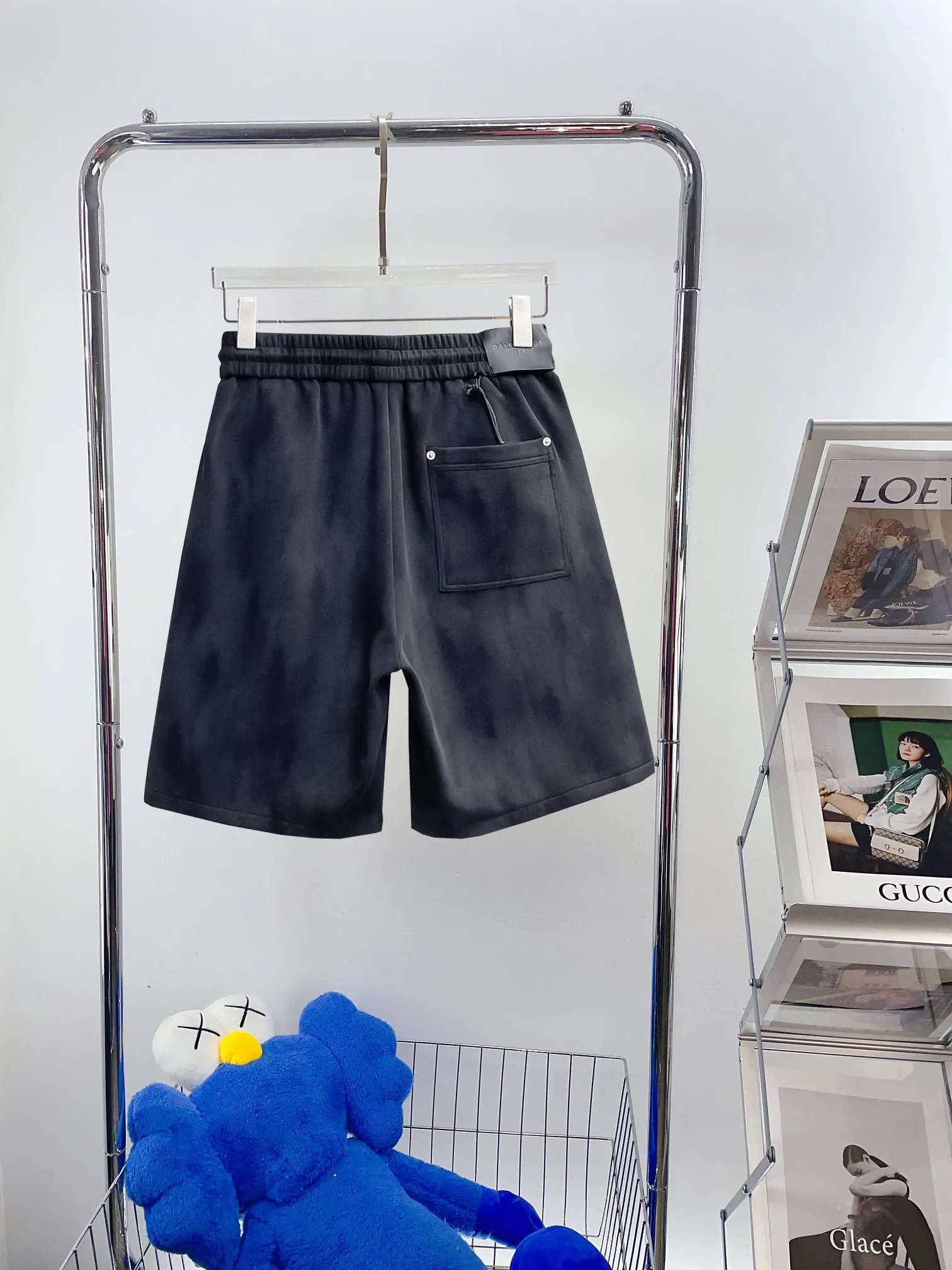 Balenciaga's three-standard complete 2026 summer New Arrival men's casual shorts, advanced custom-made Breathable fabric, Breathable fabric, extremely stretchy and comfortable, impeccable details, top-grade accessories, original logo design concept, delicate and soft feel! The upper body fit is awesome! Size: M-XXXL Please state your height and weight when ordering